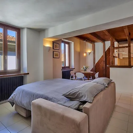 Window On The 아파트